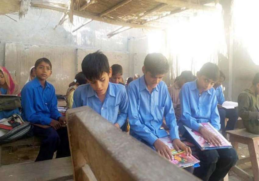 کراچی: نوکوٹ میں ہریجن کالونی پرائمری سکول کے بچے عمارت ..