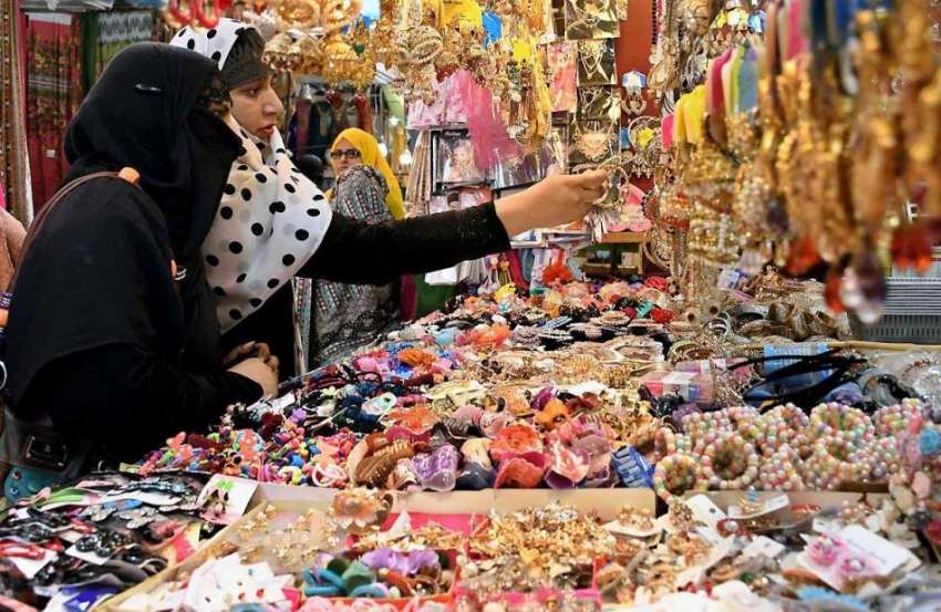 راولپنڈی: عید قربان کی تیاریوں میں مصروف خواتین موتی بازار ..