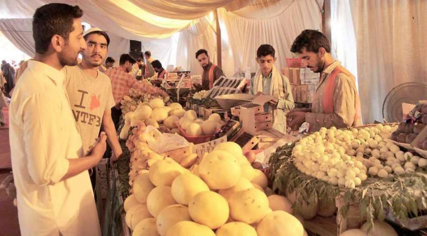 لاہور: شادمان سستا رمضان بازار میں شہری پھل خرید رہے ہیں۔