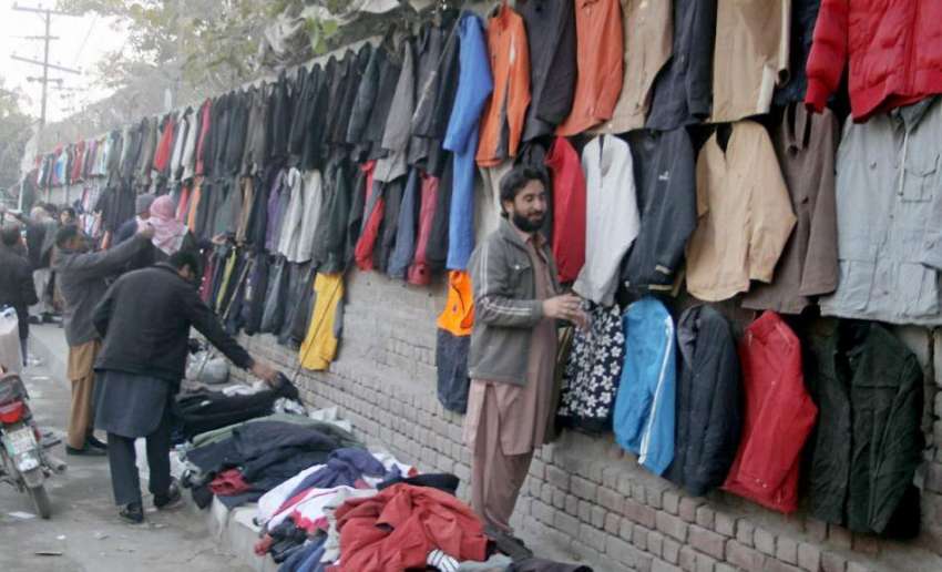 لاہور: میو ہسپتال روڈ پر ایک شخص نے پرانی جیکٹیں فروخت کرنے ..
