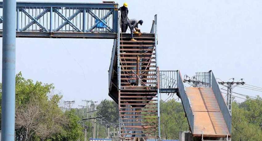 اسلام آباد: مزدو ر اسلام آباد ایکسپریس وے پر کھنہ پل کے تعمیراتی ..