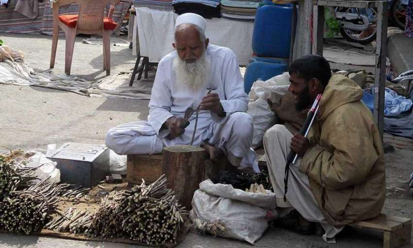 فیصل آباد: ایک معمر محنت کش اپنا اور اپنے خاندان کا پیٹ پالنے ..