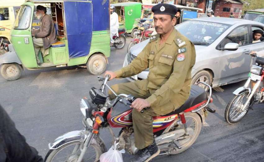 لاہور: موٹر سائیکل سوار پولیس اہلکار بغیر ہیلمٹ سفر کررہا ..
