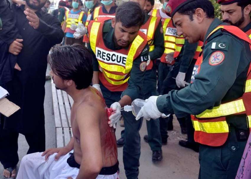 اٹک: ریسکیو1122کے اہلکار زخمی عزادار کو طبی امداد دے رہے ہیں۔