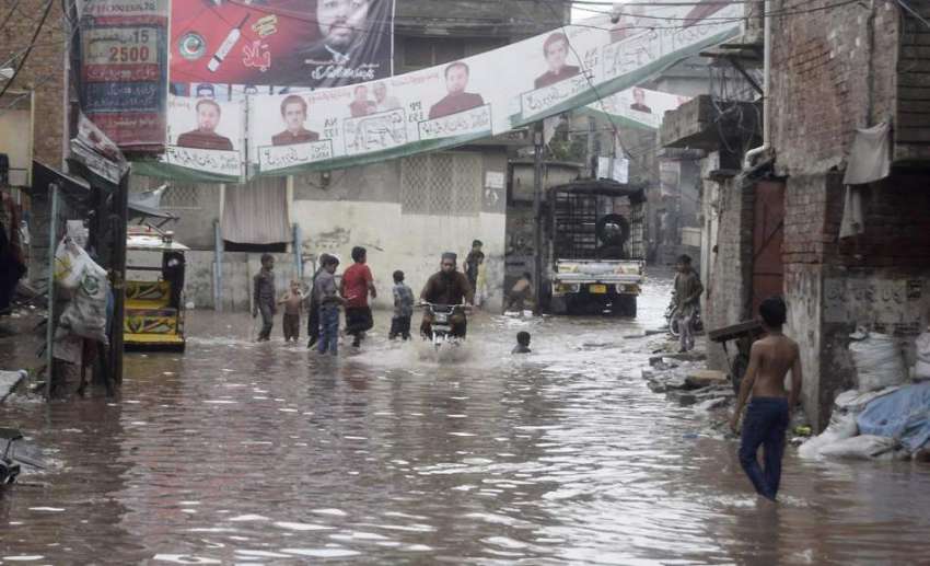 لاہور: شہر میں موسلا دھار بارش کے بعد باغبانپورہ کے علاقے ..