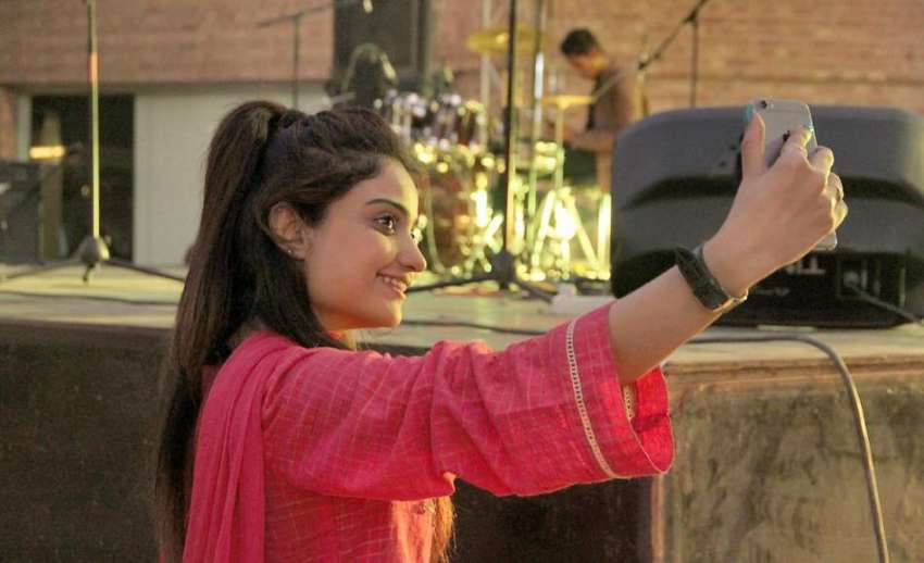 لاہور: الحمراء ہال میں جاری فلم فیسٹیول کے موقع پر ایک لڑکی ..