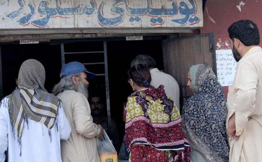 راولپنڈی: شہری یوٹیلٹی سٹور سے اشیاء خوردونوش خرید رہے ہیں۔