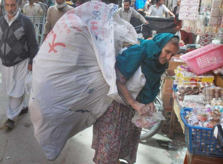 لاہور: ایک معمر خاتون پیٹ پالنے کے لیے کاغذ اکٹھے کر رہی ..