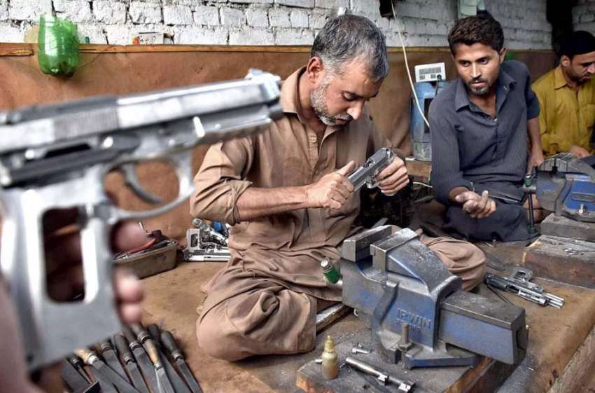 پشاور: کوہاٹ روڈ پر ایک شخص پستول بنا رہا ہے۔