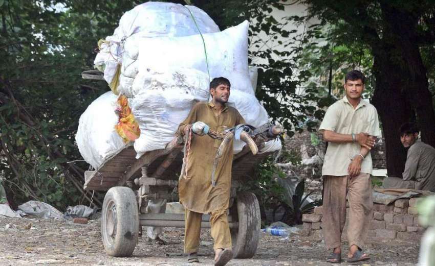 راولپنڈی: نوجوان محنت کش ہتھ ریڑھی پر بھاری سامان رکھے لیجا ..