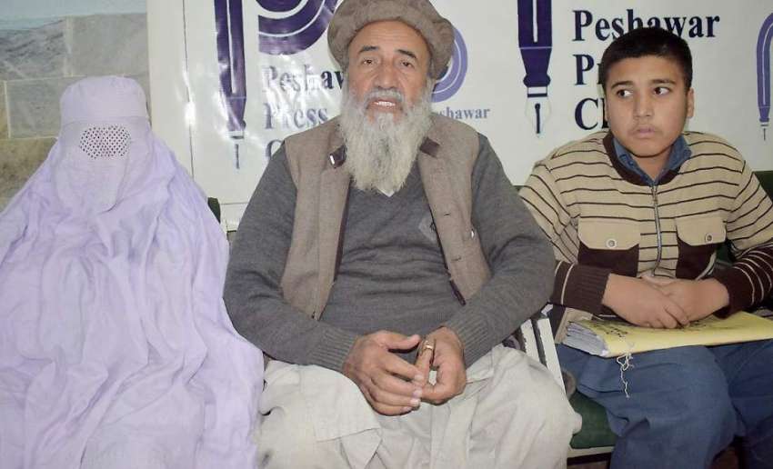 پشاور: احمد خیل کے رہائشی حاجی حیات اللہ پریس کانفرنس کررہے ..