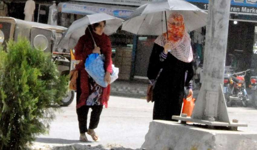 راولپنڈی: خواتین نے دھوپ سے بچنے کے لیے چھتری تان رکھی ہے۔