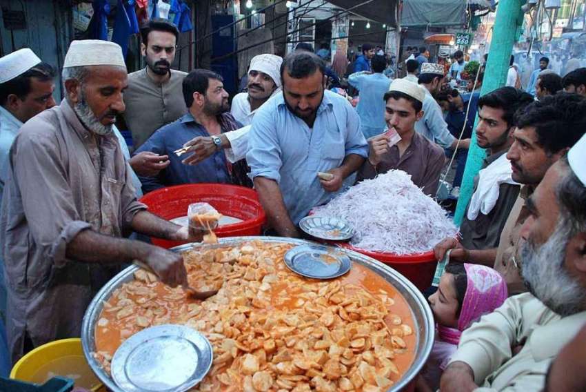 پشاور: شہری ایک دکان سے کچالو پیڑا خریدرہے ہیں۔