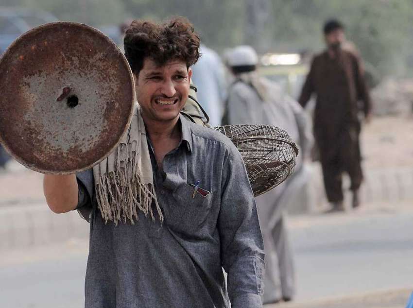 اسلام آباد: محنت کش شدید گرمیں میں کندھے پر پنکھا اٹھائے ..