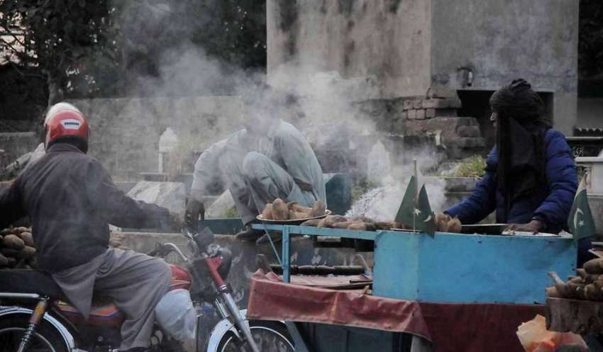 اسلام آباد: ریڑھی بان روڈکنارے شکر قندی فروخت کررہا ہے۔