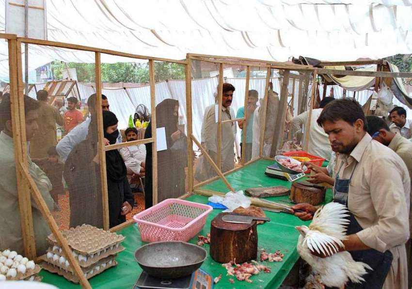 ملتان: شہری سستا رمضان بازار سے مرغی کا گوشت خرید رہے ہیں۔