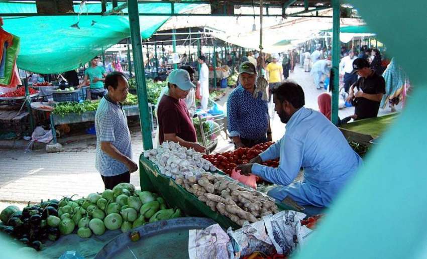 اسلام آباد: شہری ہفتہ وار جمعہ بازار سے سبزیاں خرید رہے ہیں۔
