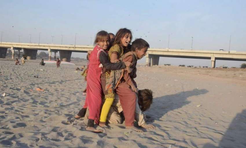 لاہور: دریائے راوی کے خشک حصے میں بچے کھیل رہے ہیں۔