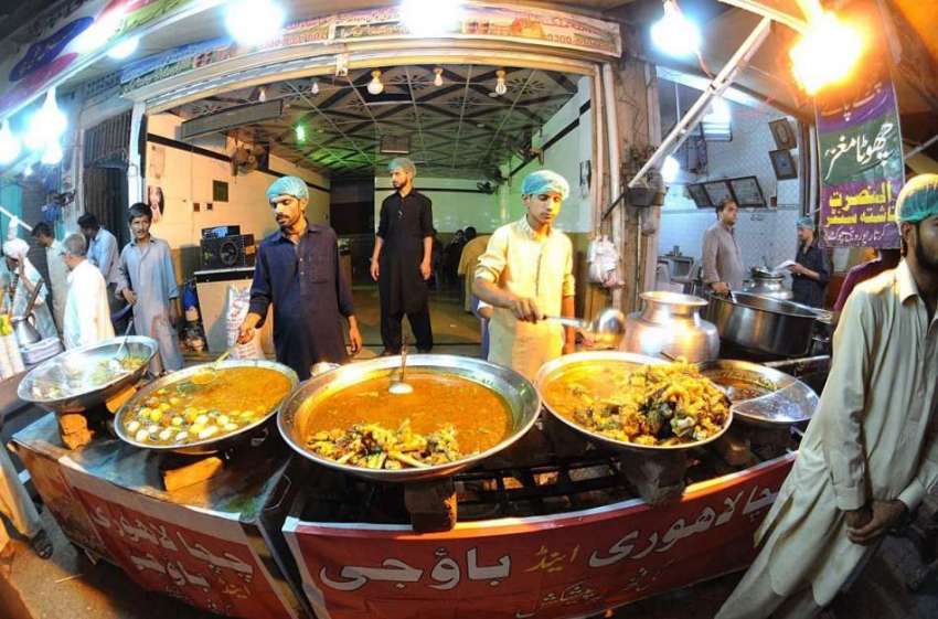 راولپنڈی: باورچی ایک ہوٹل پر سحری کے اوقات میں کھانے پینے ..