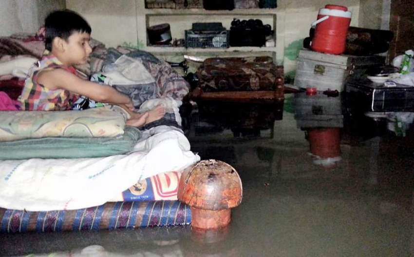راولپنڈی: شدید بارش کے بعد کرتارپور کے ایک گھر میں داخل ہونے ..