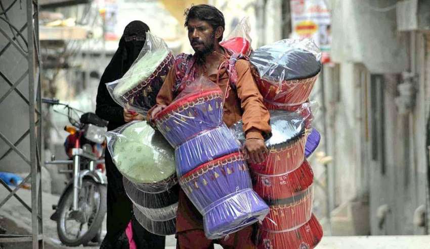راولپنڈی: محنت کش پھیر لگا کر موڑھے فروخت کر رہا ہے۔