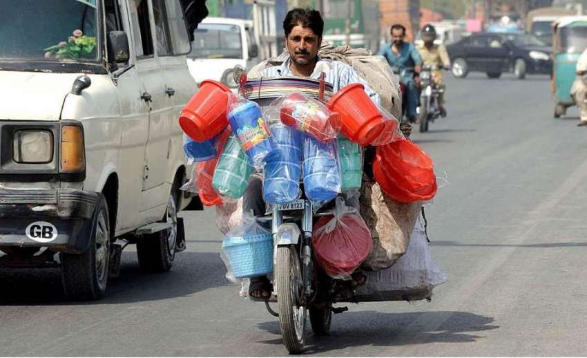راولپنڈی: محنت کش گھریلو استعمال کی اشیاء موٹر سائیکل پر ..