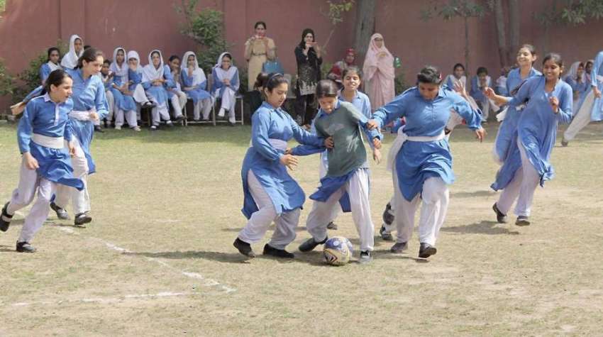 لاہور: گورنمنٹ فاطمہ گرلز ہائی سکول مزنگ میں طالبات فٹ بال ..