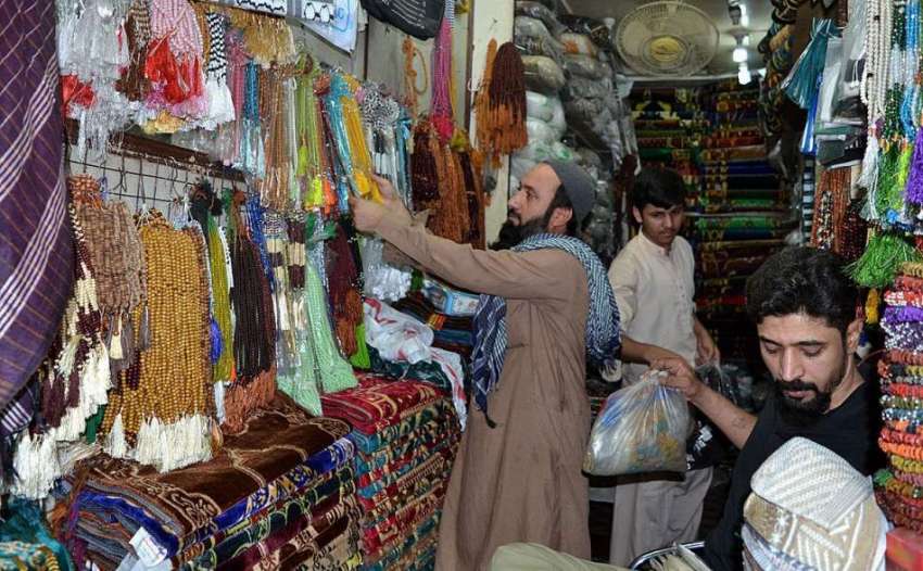 لاہور: دکاندار گاہکوں کو متوجہ کرنے کے لیے ٹوپیاں اور تسبیاں ..