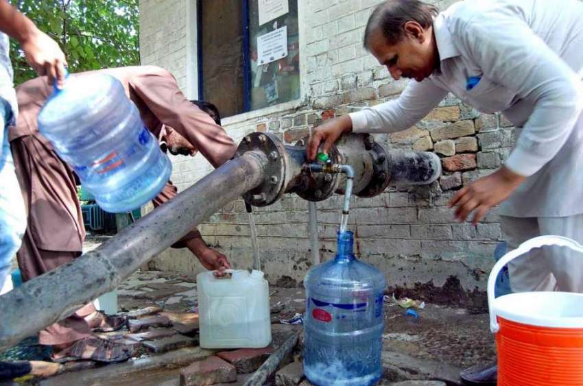 اسلام آباد: وفاقی دارالحکومت میں شہری پینے کے لیے صاف پانی ..