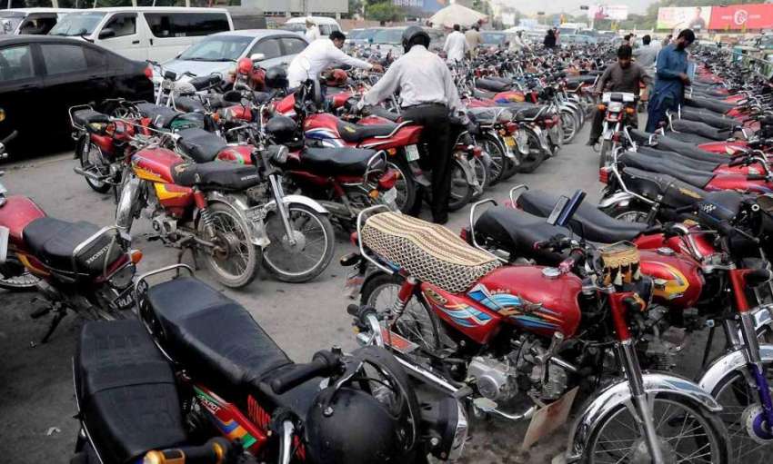 راولپنڈی: کچہری چوک میں نو پارکنگ ایریا میں کھڑی گاڑیاں ..