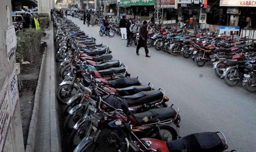 راولپنڈی: سکستھ روڈ کی سروس روڈ پر دونوں طرف موٹر سائیکل ..