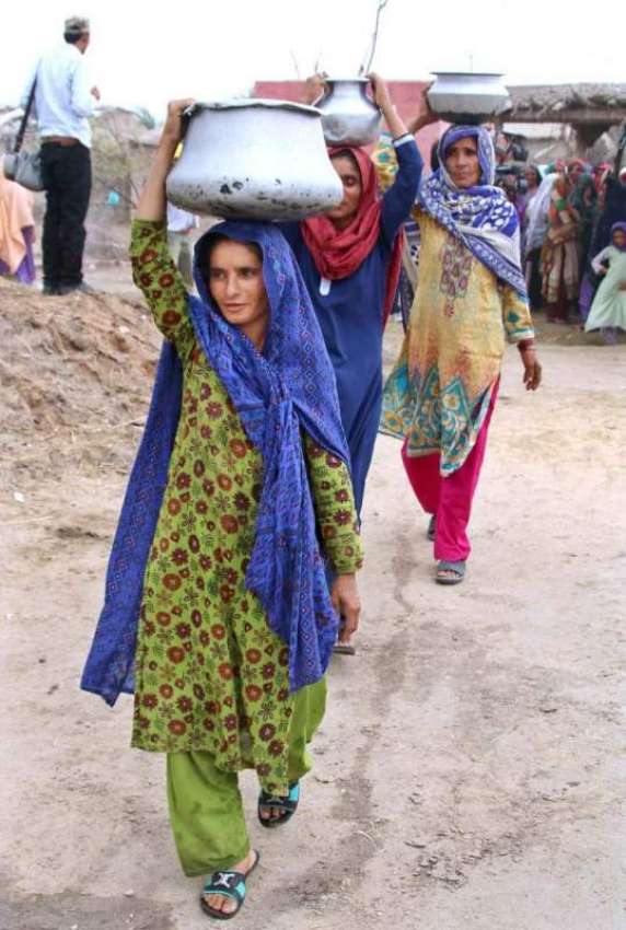 ٹنڈو محمد خان: خواتین پینے کے لیے صاف پانی بھر کر لیجا رہی ..
