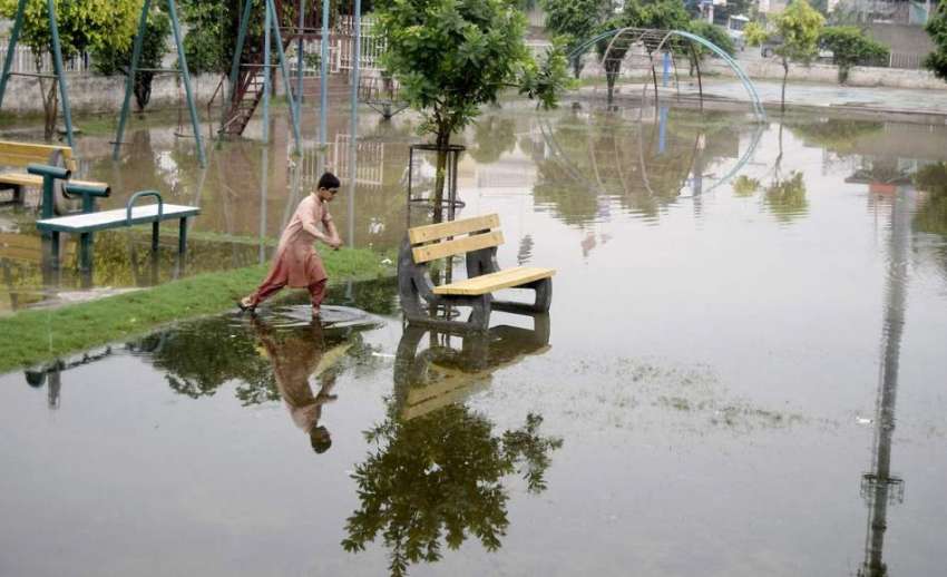 لاہور: شہر میں موسلا دھار بارش کے بعد چائنہ سکیم میں واقع ..
