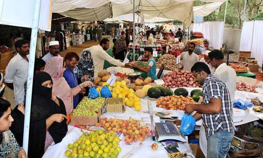 ملتان: شہریوں کی بڑی تعداد سستا رمضان بازار سے فروٹ اور سبزیاں ..