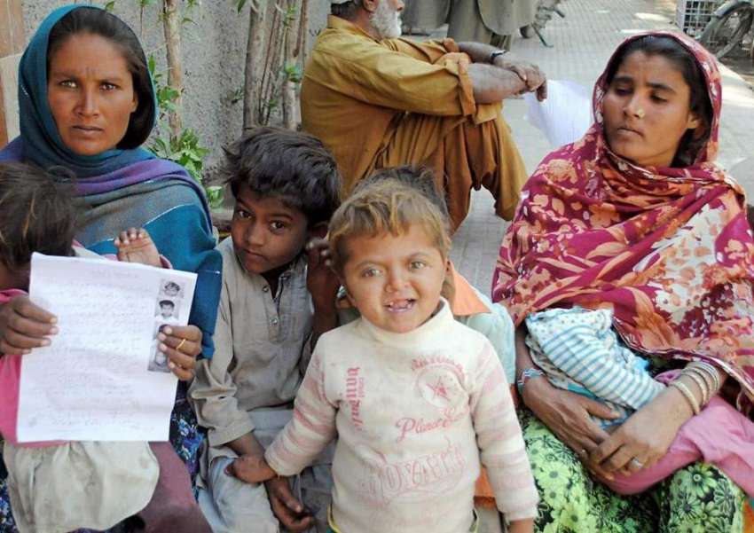 حیدر آباد: ٹنڈو محمد خان کے رہائشی خواتین اور بچے بااثر افراد ..