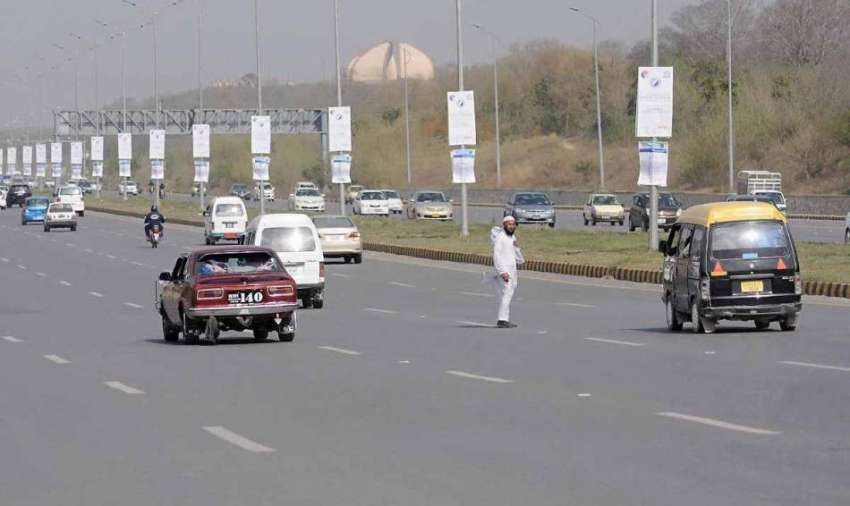 اسلام آباد: ایک شہری خطرناک انداز سے کشمیر ہائی وے کراس کر ..