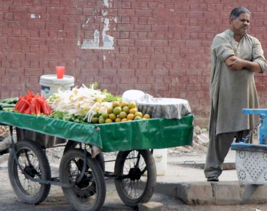 راولپنڈی: محنت کش روڈ کنارے سلاد سجائے گاہکوں کا انتظار ..