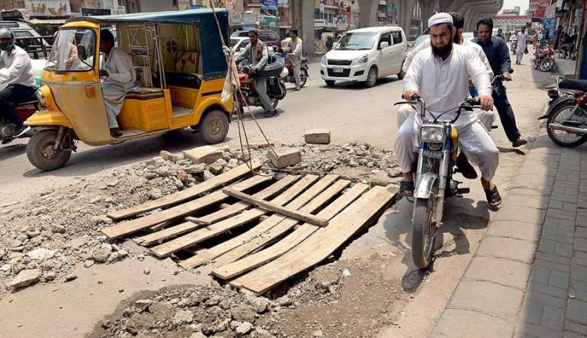 راولپنڈی: کمیٹی چوک میں کھلا مین ہول جس کے اورپ لکڑی کے پھٹے ..