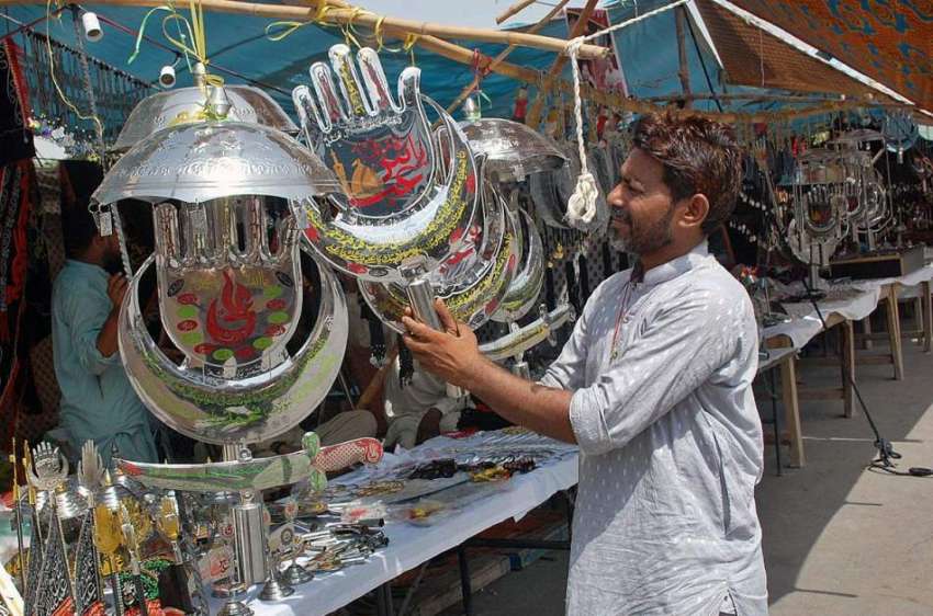 فیصل آباد: دکاندار محرم الحرام کے حوالے سے مختلف اشیاء فروخت ..