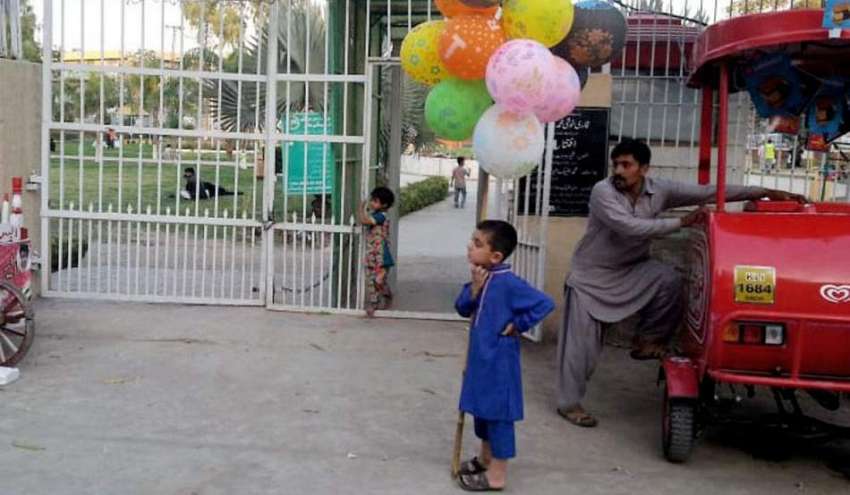 راولپنڈی: تعلیم حاصل کرنے سے محروم ایک کمسن بچہ اپنے گھر ..
