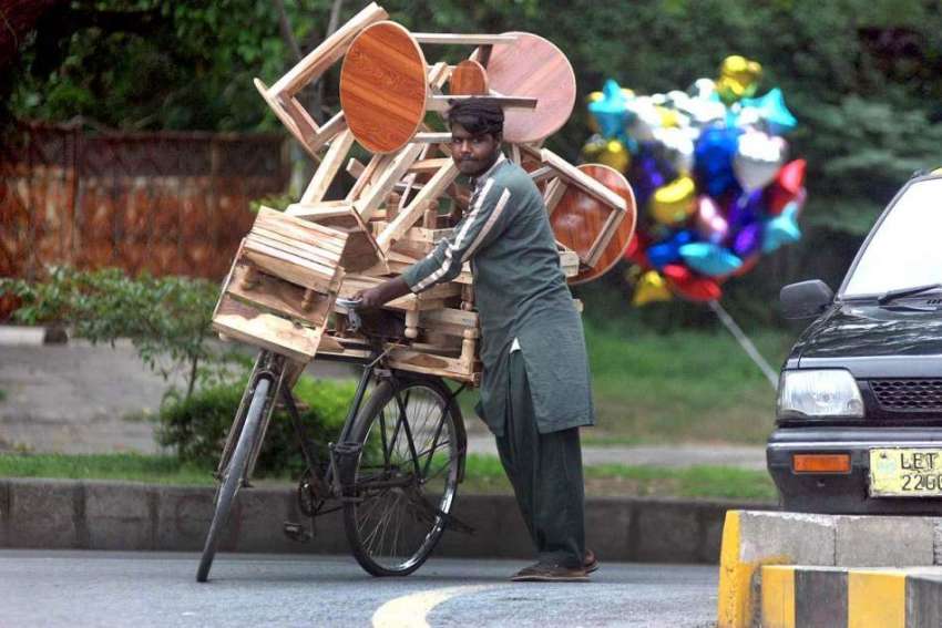 اسلام آباد: محنت کش سائیکل پر سٹول اور ٹیبل وغیرہ فروخت کے ..