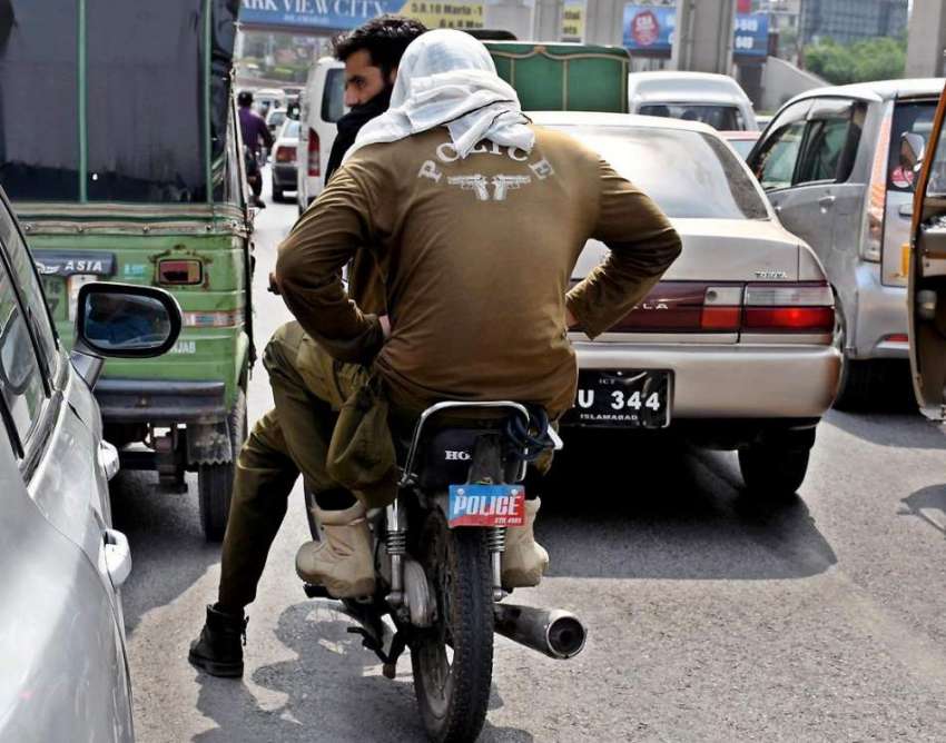 راولپنڈی: ٹریفک پولیس کی نا اہلی، پنجاب پولیس اہلکار بغیر ..