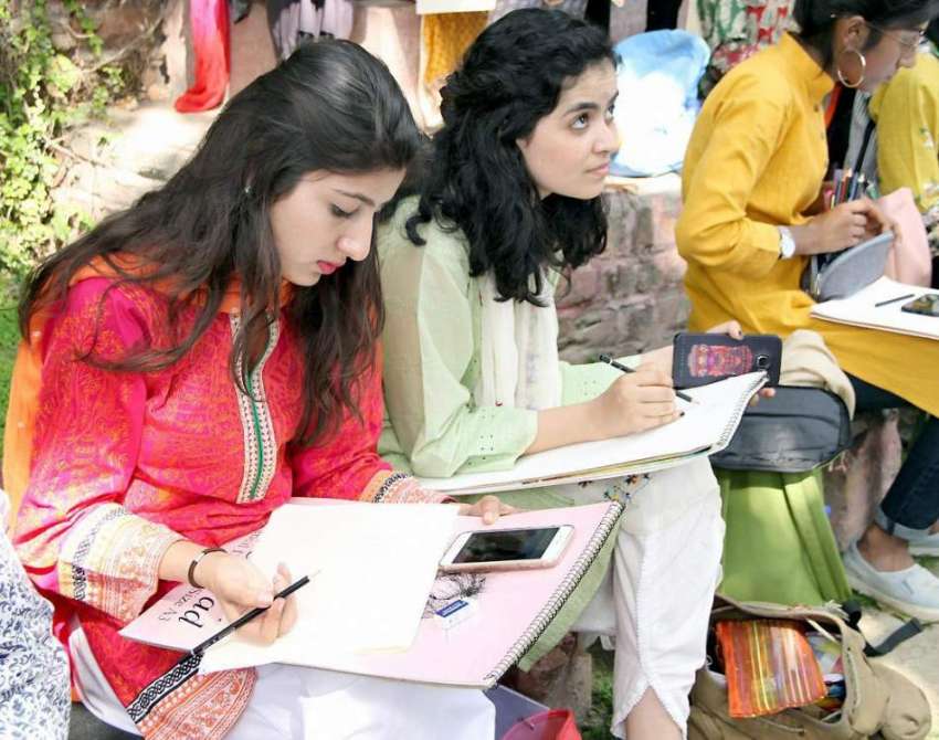 لاہور: شاکر علی آرٹ گیلری میں طالبات سکیچ تیار کر رہی ہیں۔