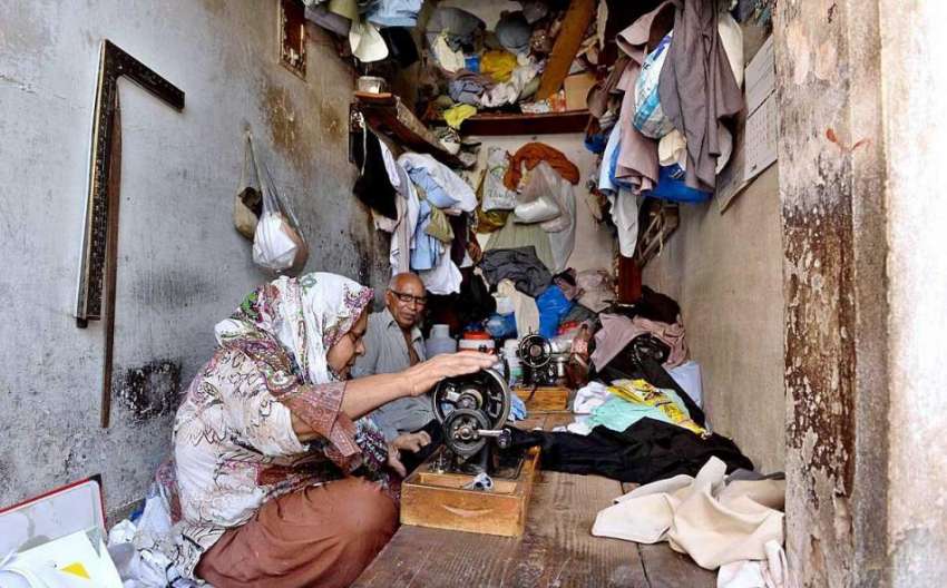 راولپنڈی: ایک معمر جوڑا گھر کی کفالت کرنے کے لیے کھڑوں کی ..