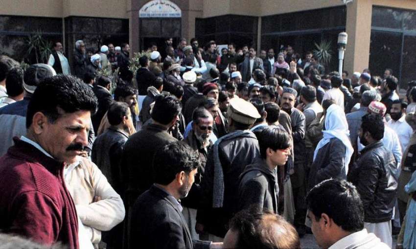 راولپنڈی: واسا ملازمین اپنے مطالبات کے حق میں واسا دفترکے ..