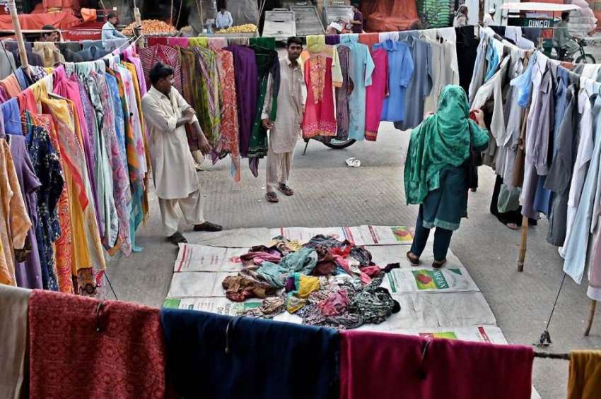 راولپنڈی: خواتین جمعہ بازار سے پرانے کپڑے خرید رہی ہیں۔