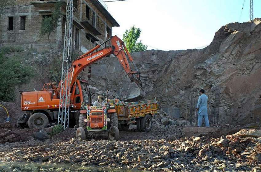 اسلام آباد: مزدور مری ایکسپریس وے پر ترقیاتی کام میں مصروف ..