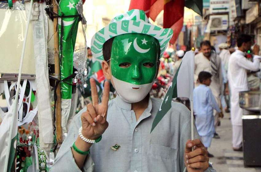 پشاور: یوم آزاد کی کی آمد کے حوالے سے ایک نوجوان ماسک پہنے ..