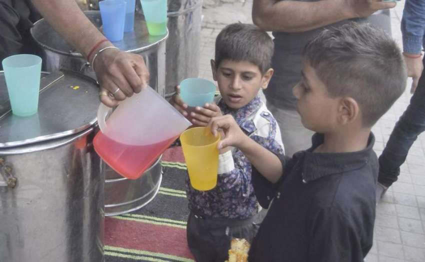 لاہور:8ویں محرم الحرام کے جلوس میں بچے سبیل سے شربت پی رہے ..