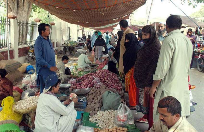 ملتان: شہری جمعہ بازار سے سبزیاں اور پھل خرید رہے ہیں۔